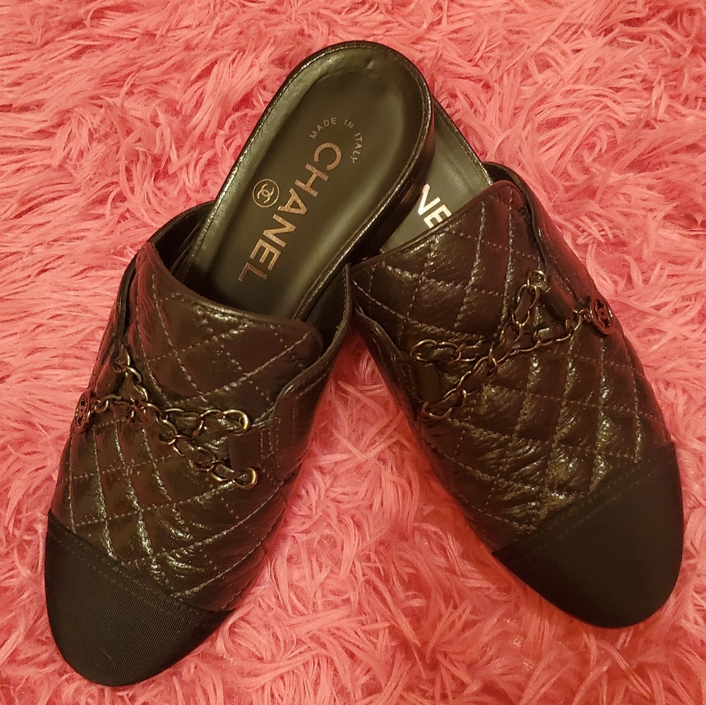 *SOLD*100% Authentic Chanel shoes flip on